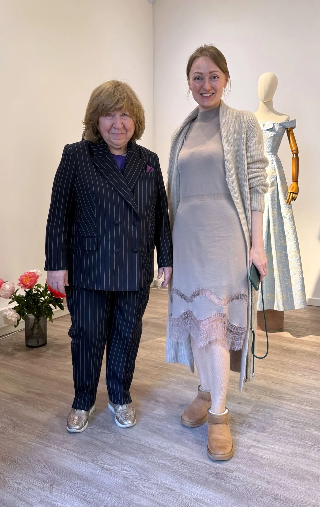 Swetlana Alexijewitsch im Nadelstreifenanzug von FRILISA bei einem Besuch im Berliner Atelier